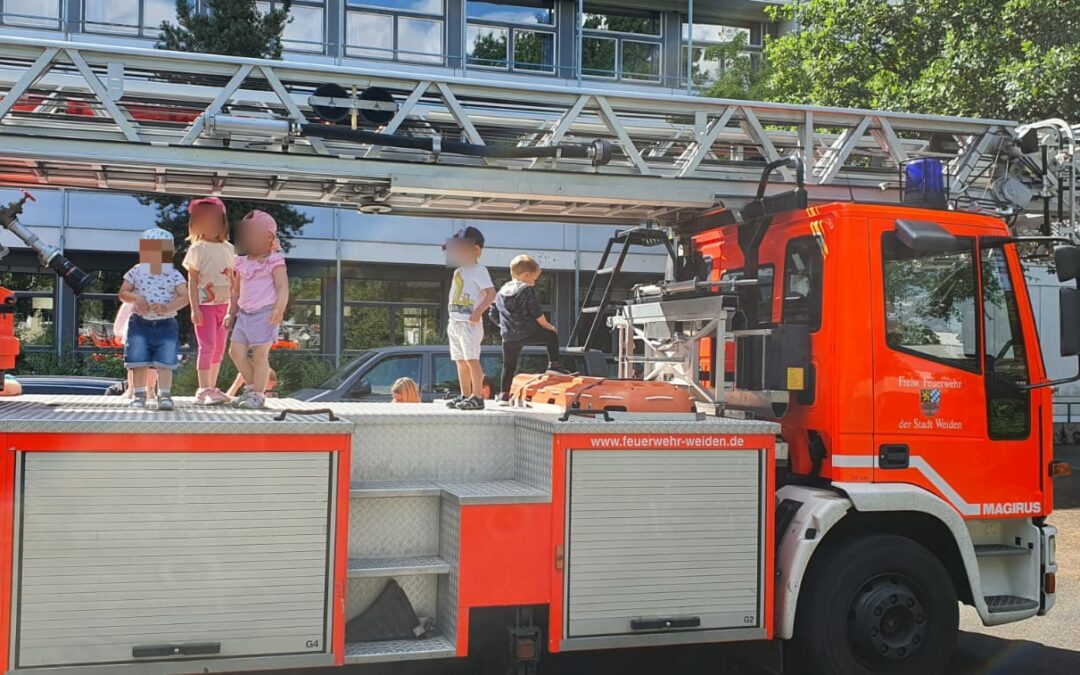 Eltern-Kind-Gruppe nimmt Feuerwehrauto unter die Lupe